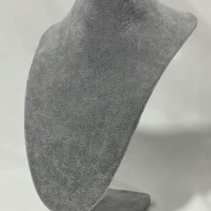 Cuello mediano gris